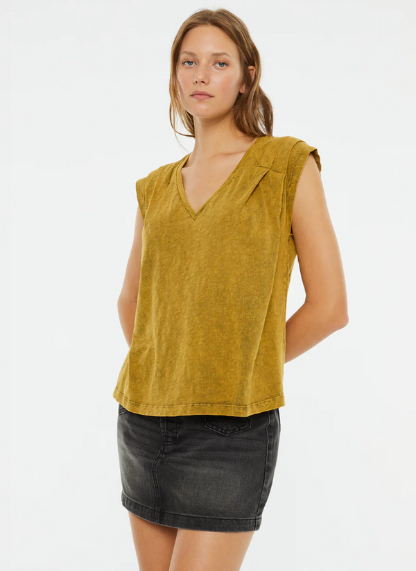 camiseta cuello pico manga corta con tinte efecto desgastado