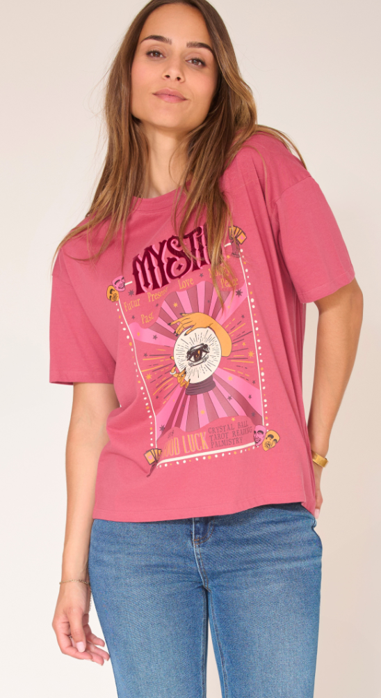 camiseta rosa con ojo en bola de cristal