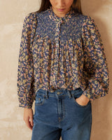 camisa nido con manchas rosas